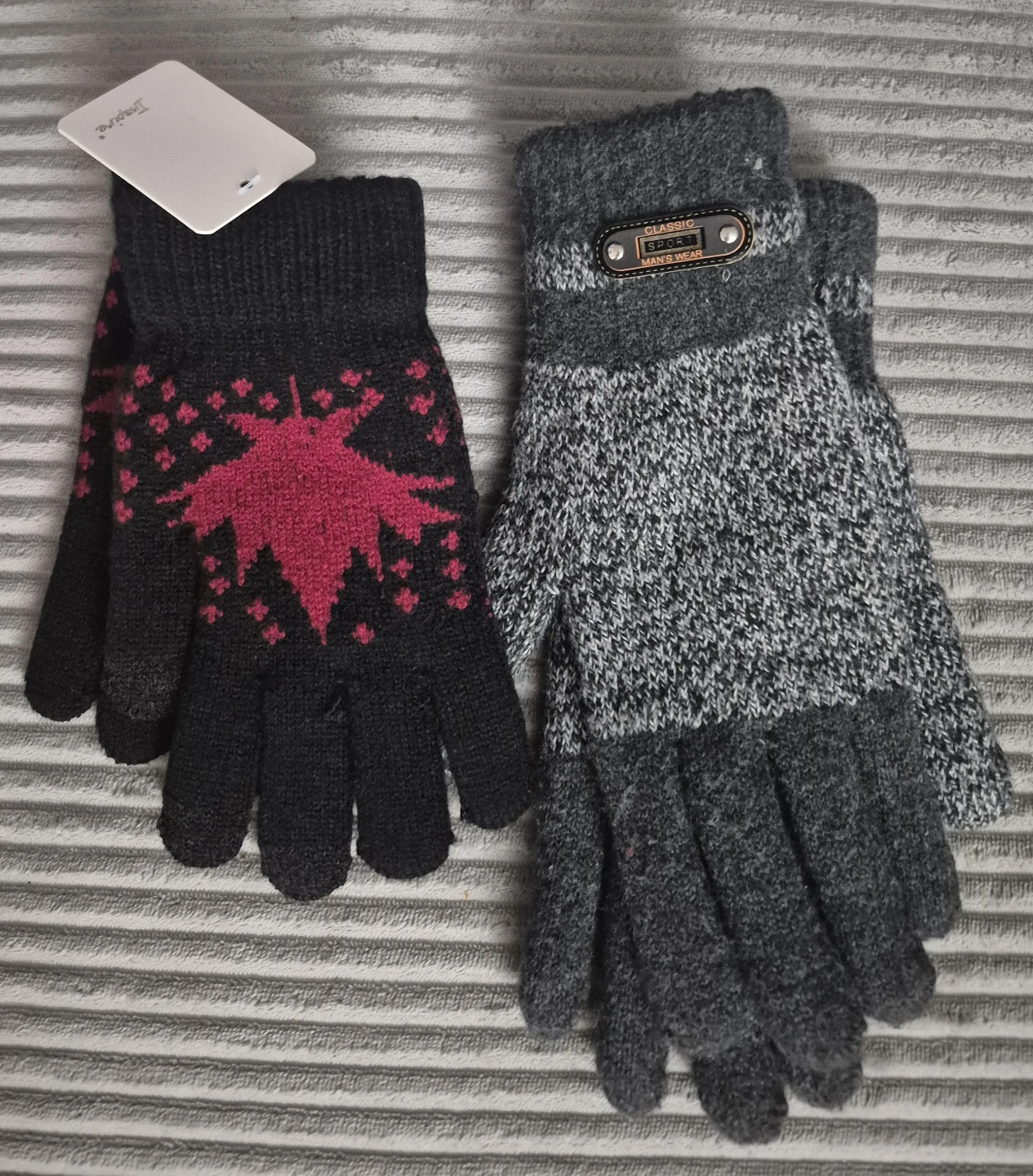 BN)Two Pairs of Knit Gloves and Studio Ink Ballpoint Pens