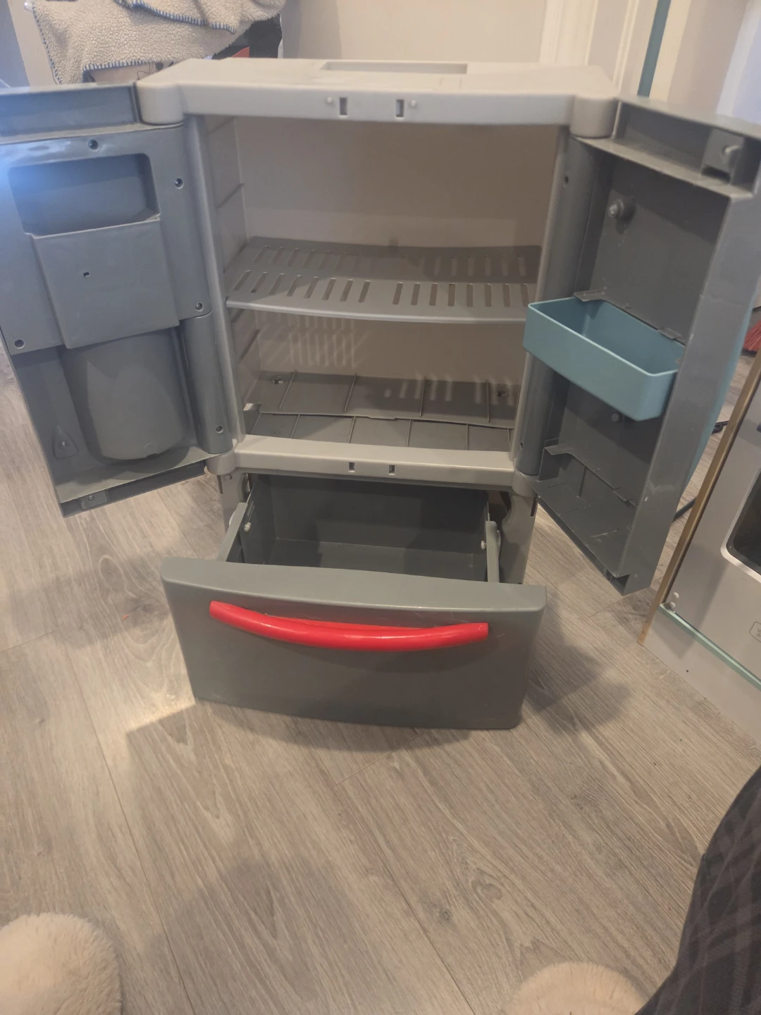 KidKraft Play Kitchen with Little Tikes Fridge & Accessories - photo 3