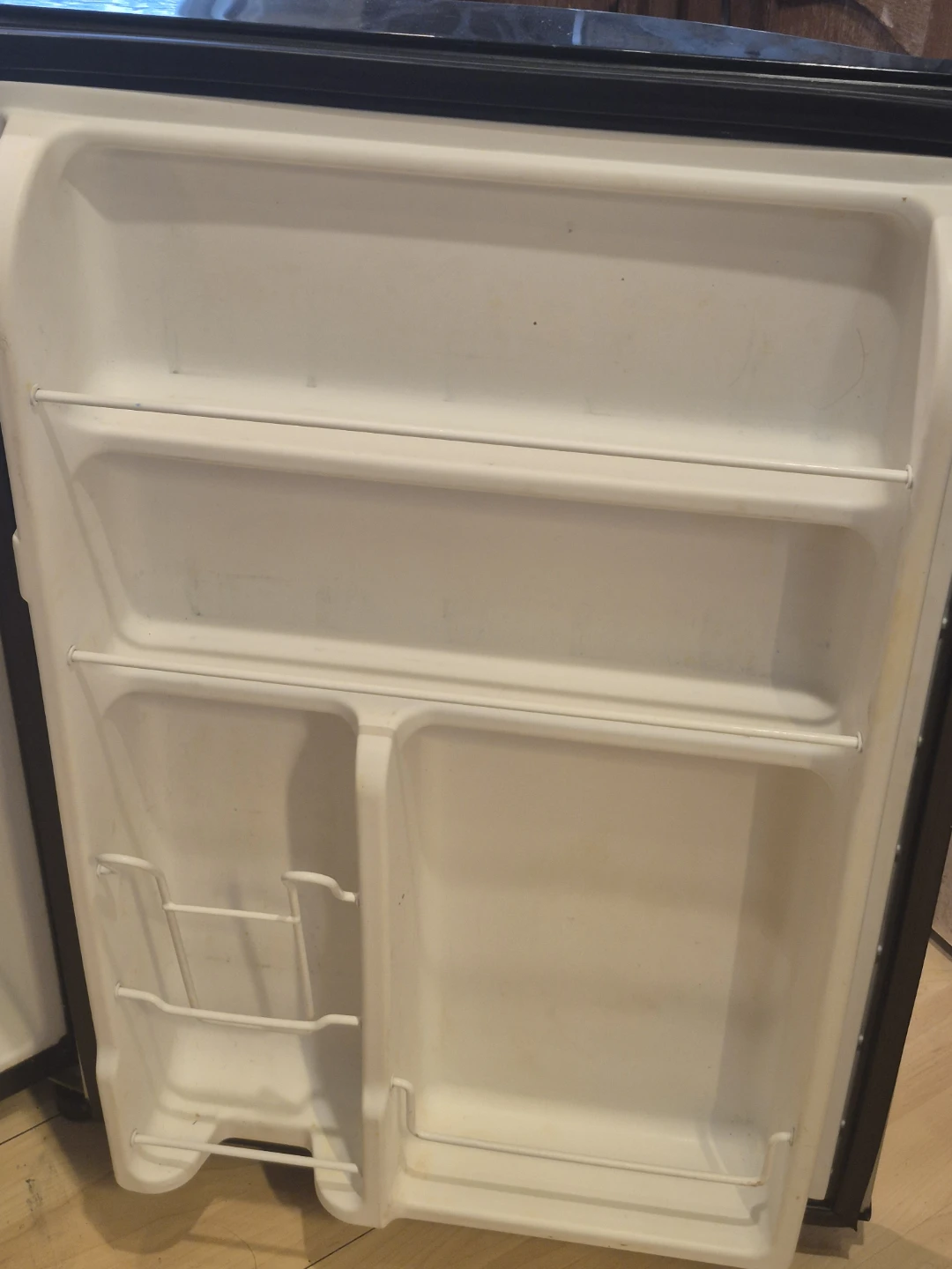 FREE  Mini fridge  Sylvania  (AS IS) - photo 2