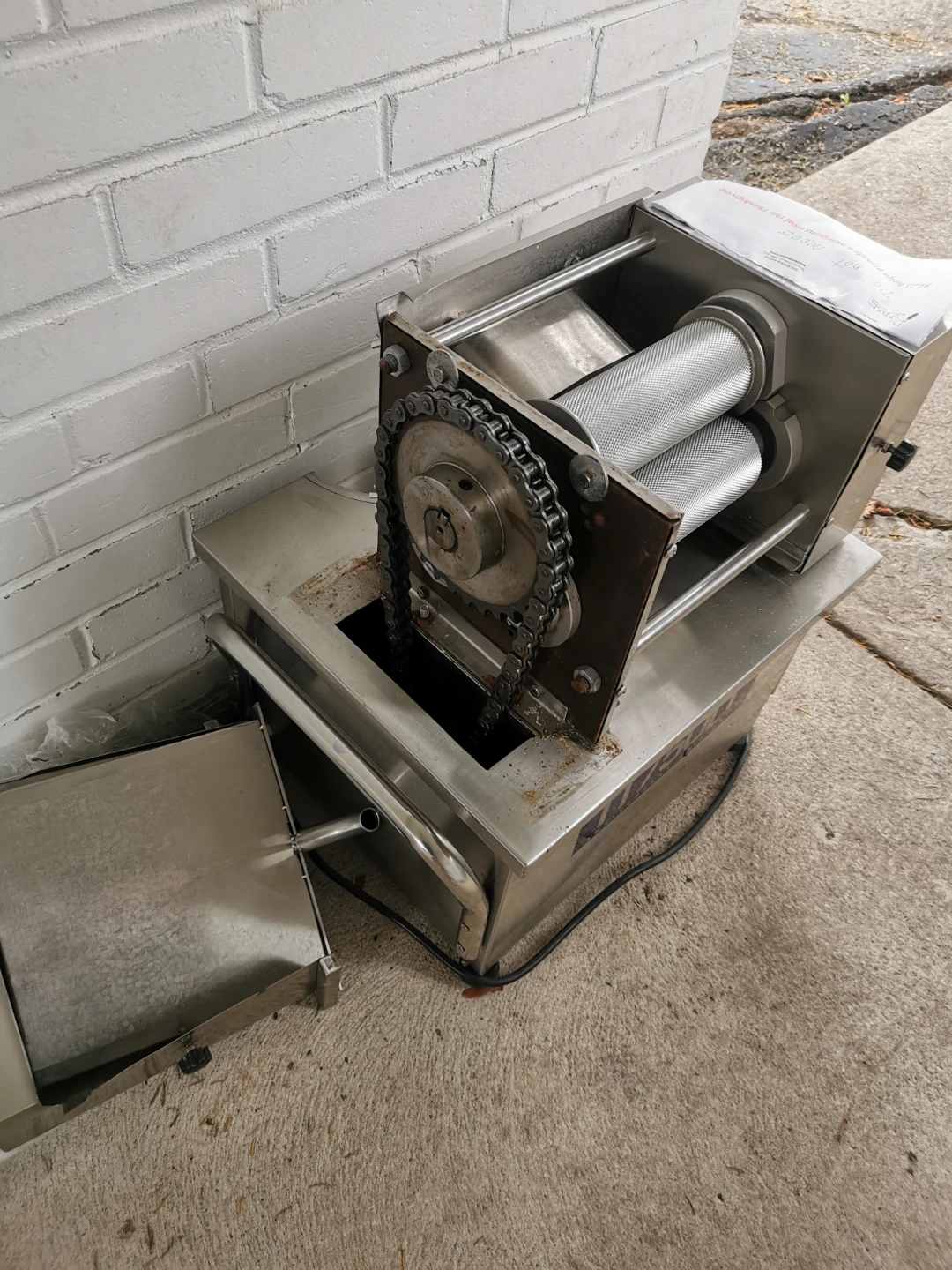 Sugar cane juicer