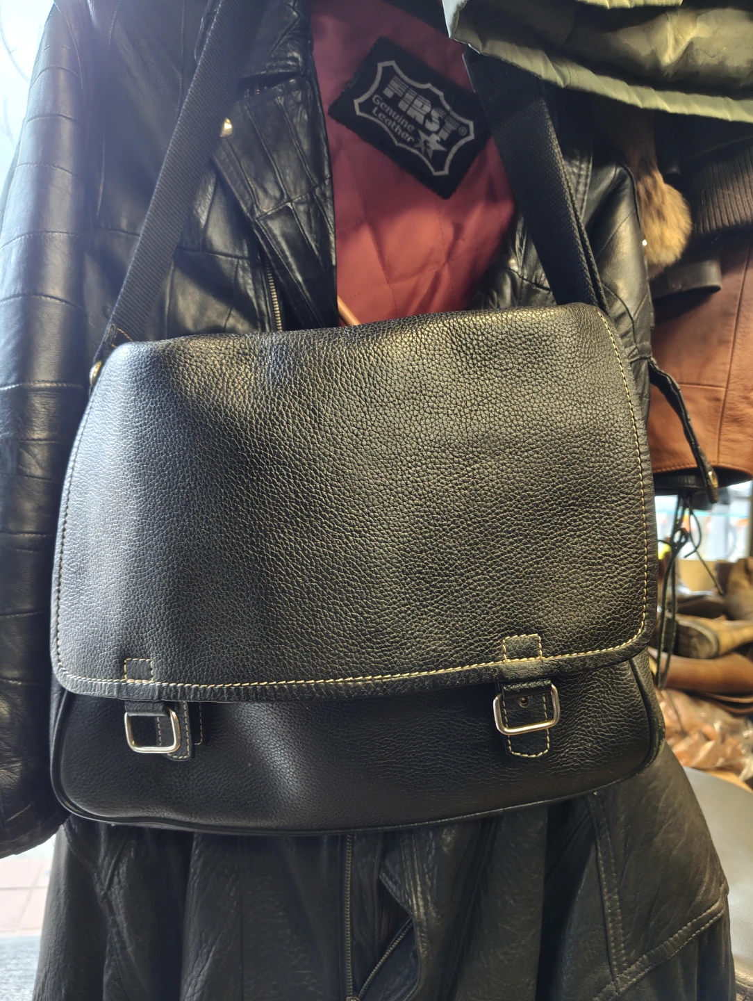 Dorsa black genuine leather messenger bag