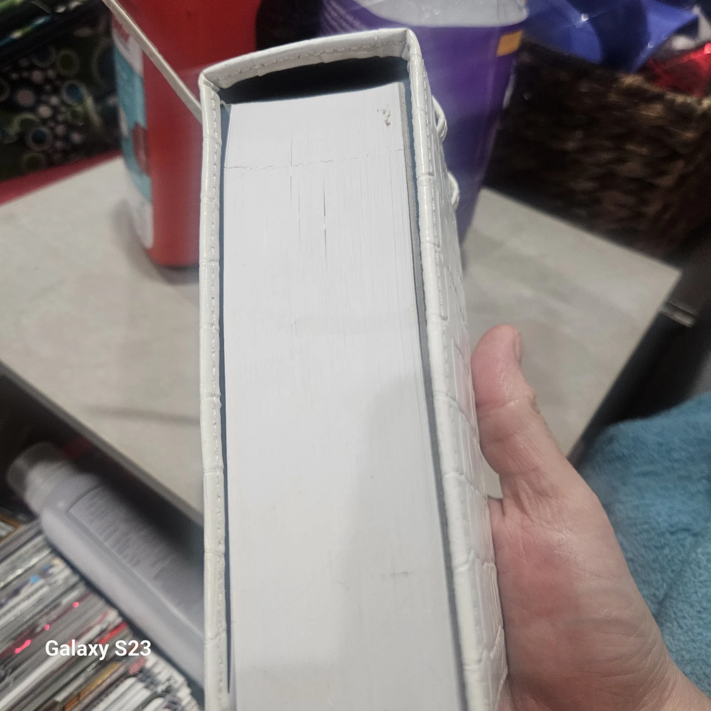 White Crocodile Pattern Notepad - photo 3