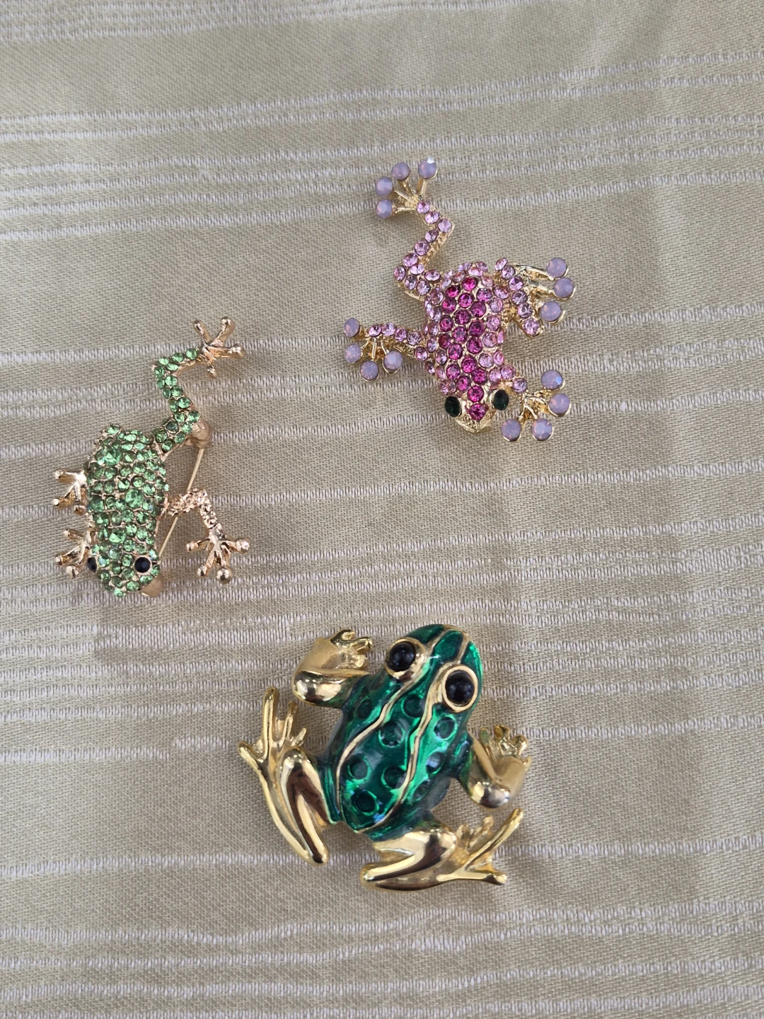Beautiful 1 1/2"  - 2" Frog Fashion Broochs