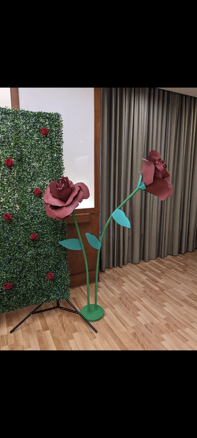 Artificial Boxwood Backdrop and Large Roses and centerpieces