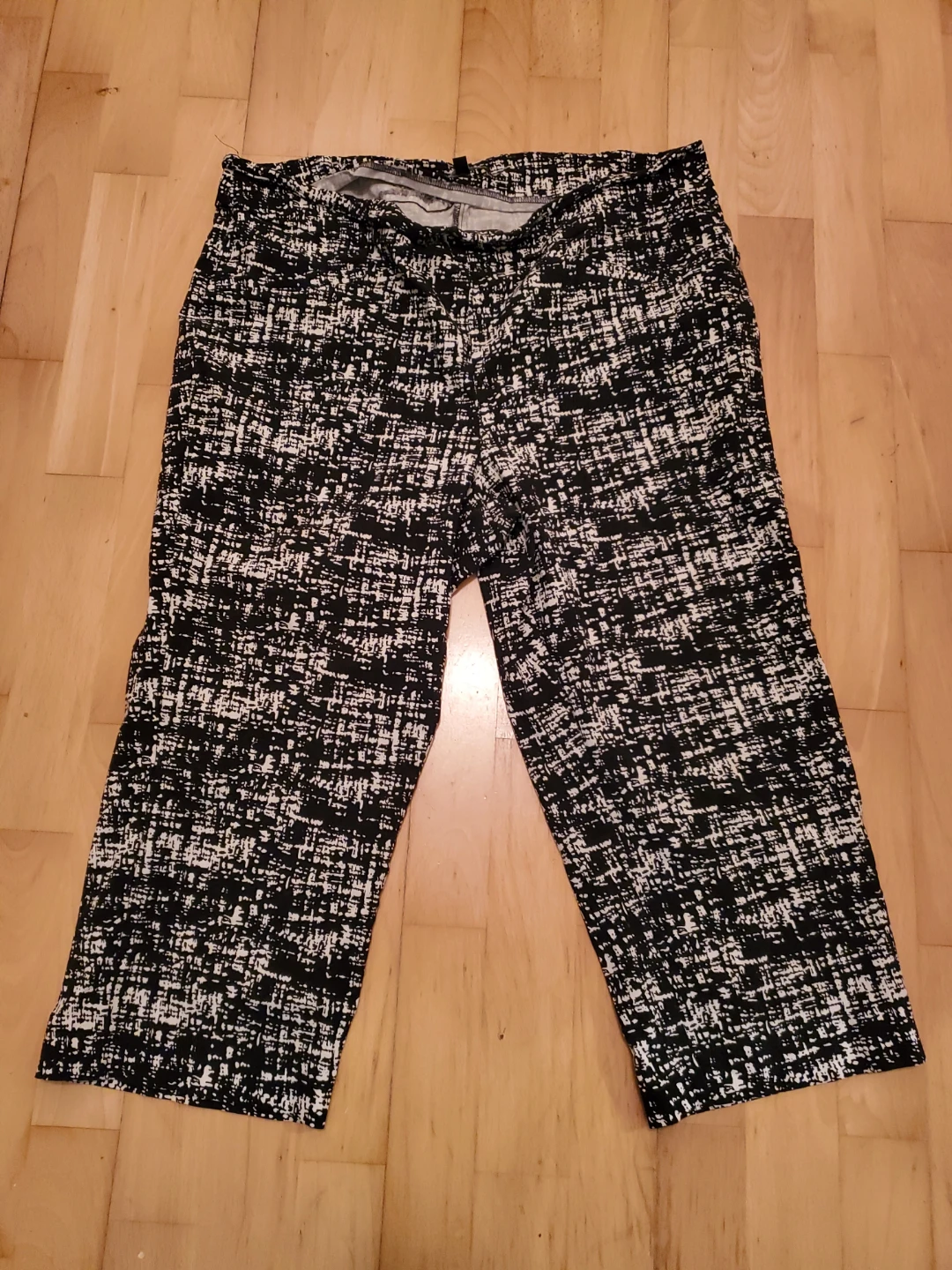 George Plus Size 16W Black and White Print Capri Pants