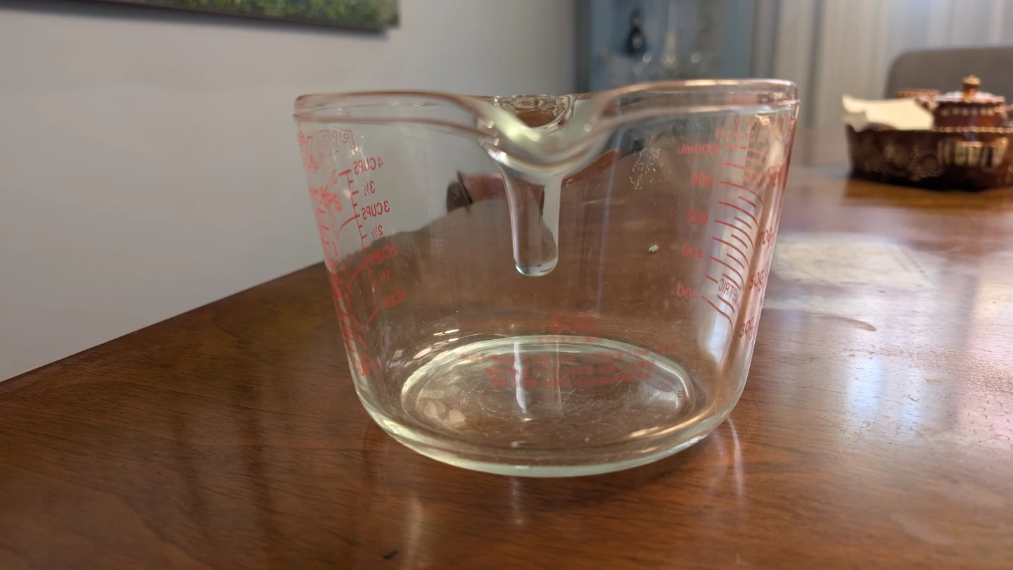 Vintage Pyrex 4 Cup Measuring Cup - photo 2