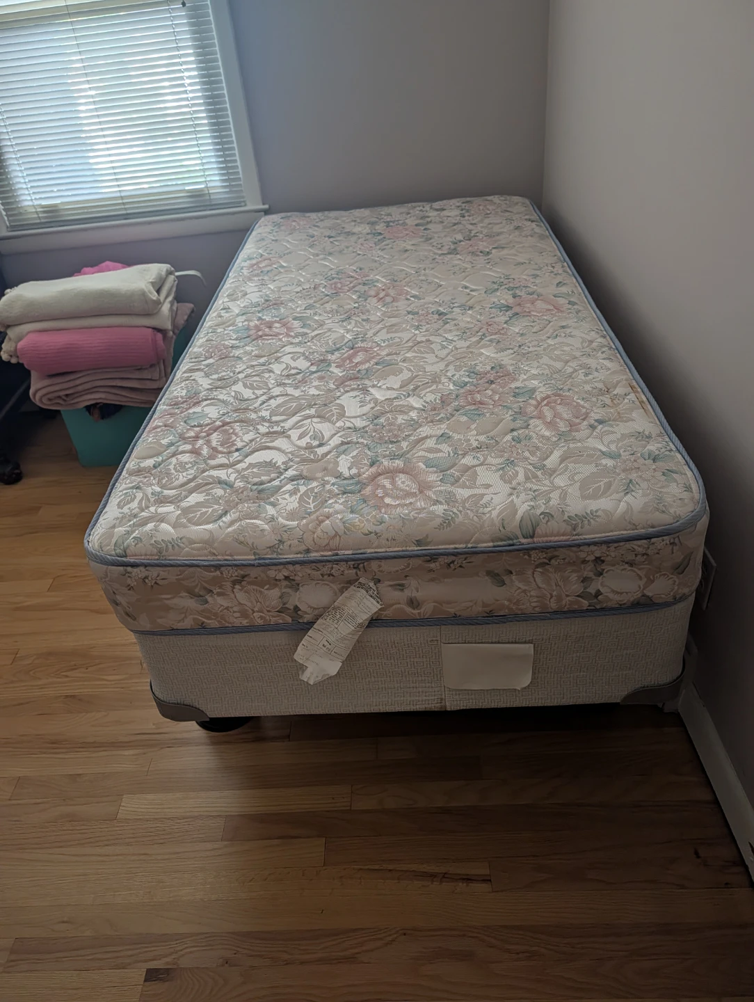 Twin size bed with cream pom-pom quilt - photo 4