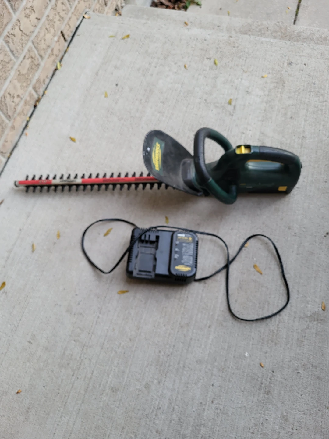 Yardworks 18V 20-inch Cordless Hedge Trimmer