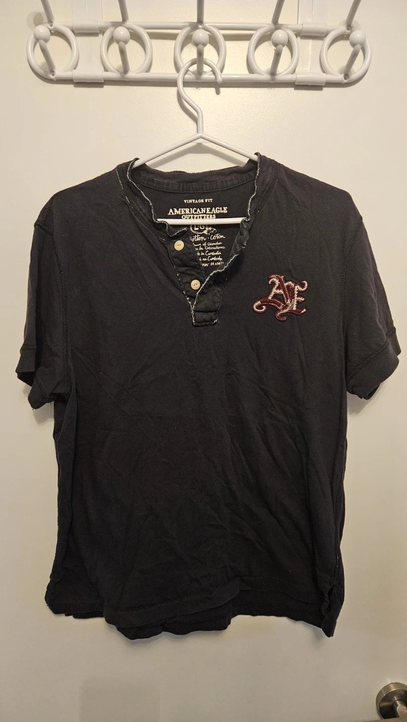 American Eagle charcoal Grey tshirt