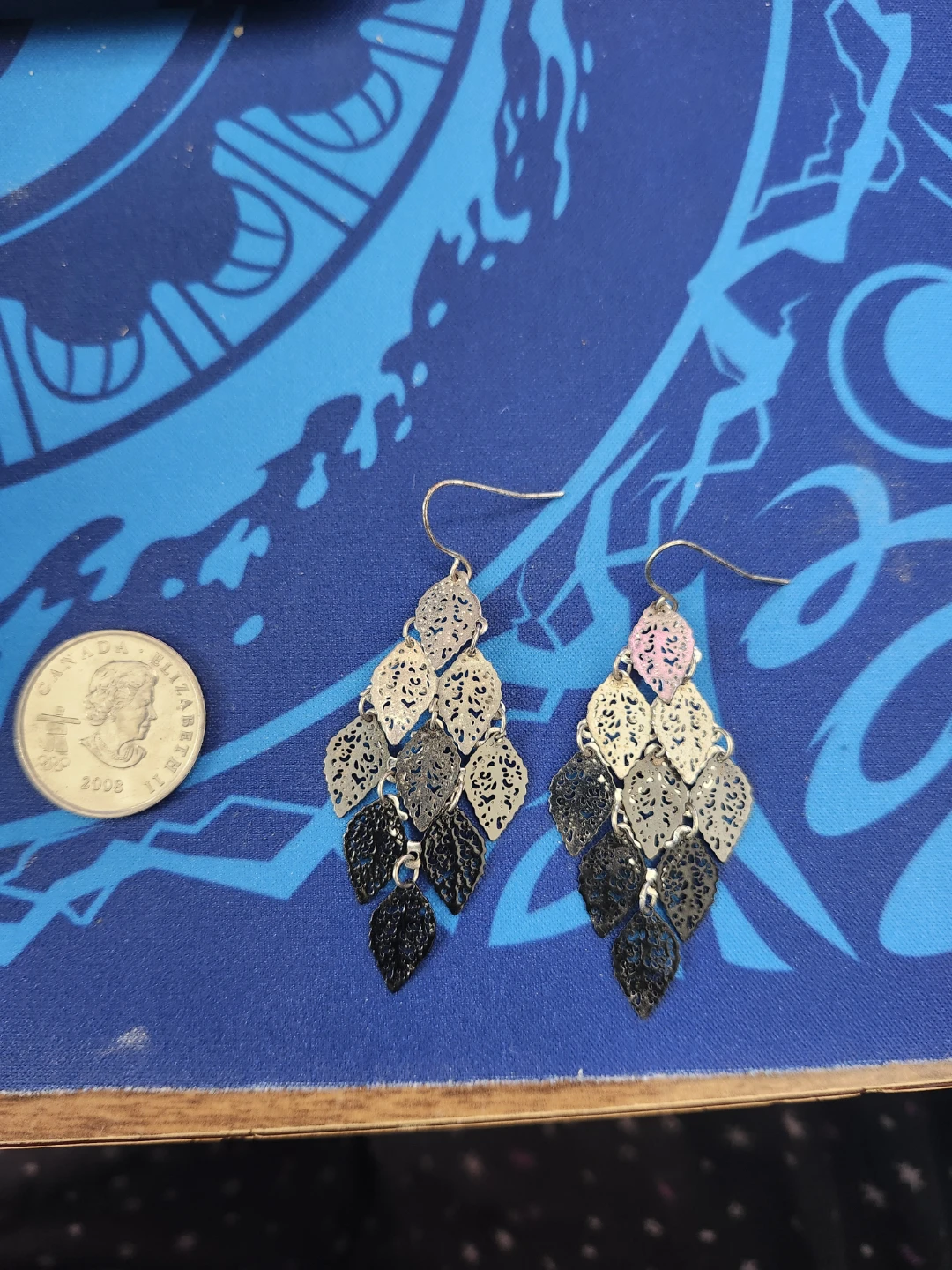 Graduated leaf design dangle earrings