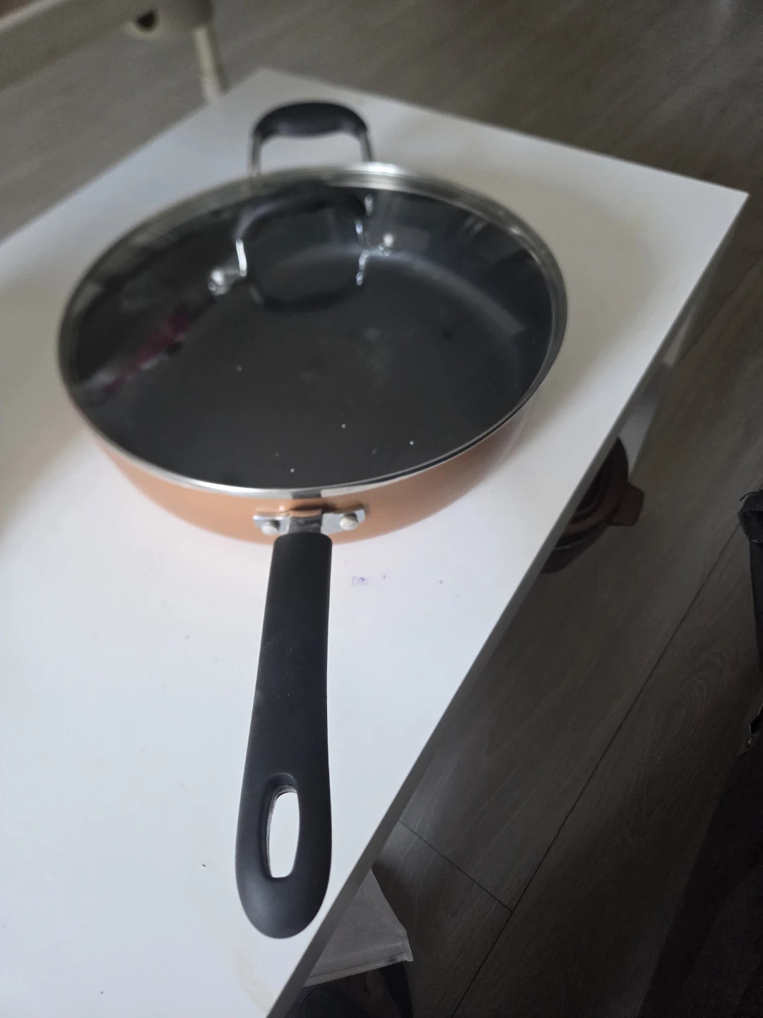 Copper-coloured frying pan with lid
