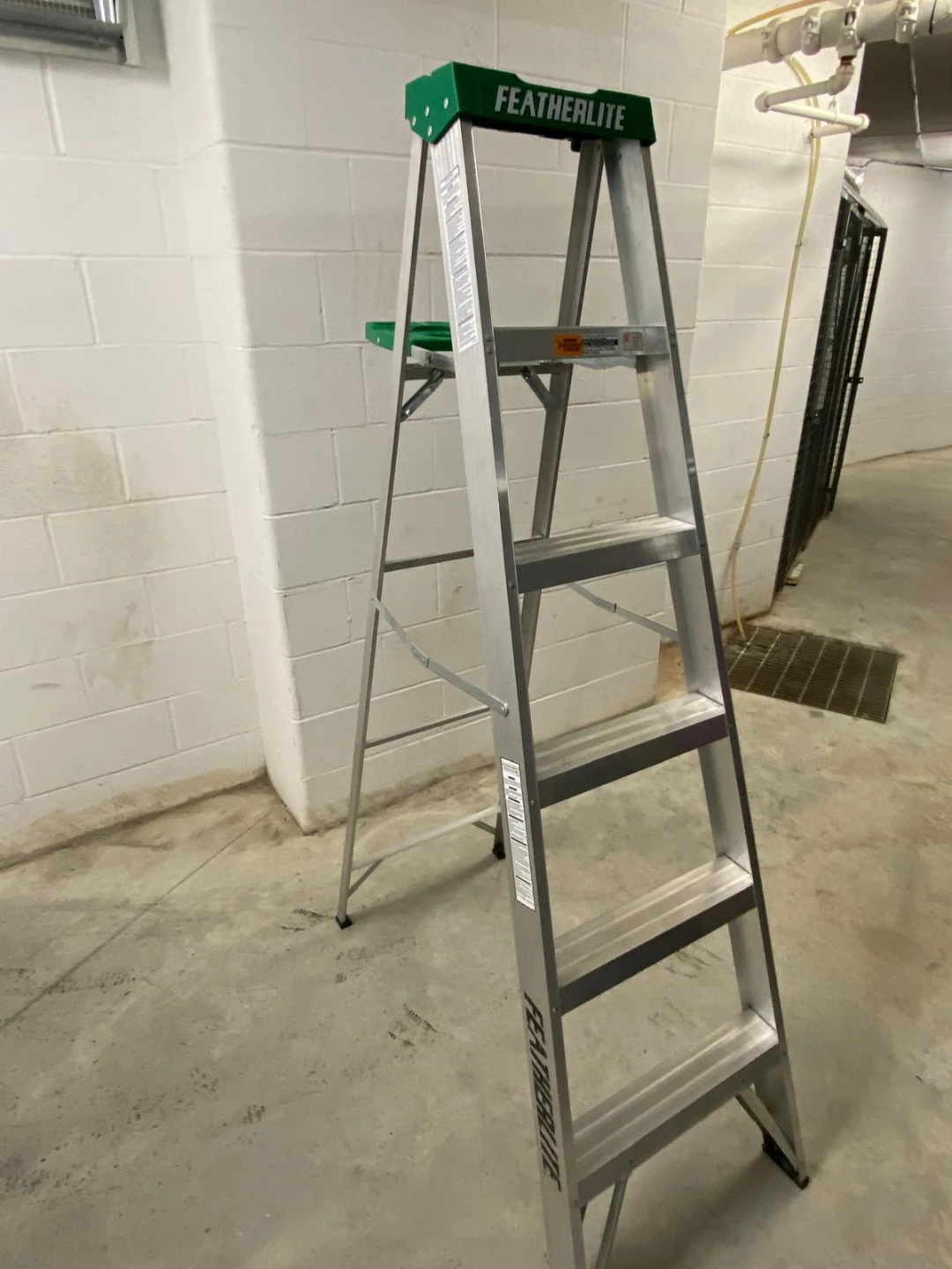 Featherlite 6 ft. Aluminum Step Ladder - photo 4