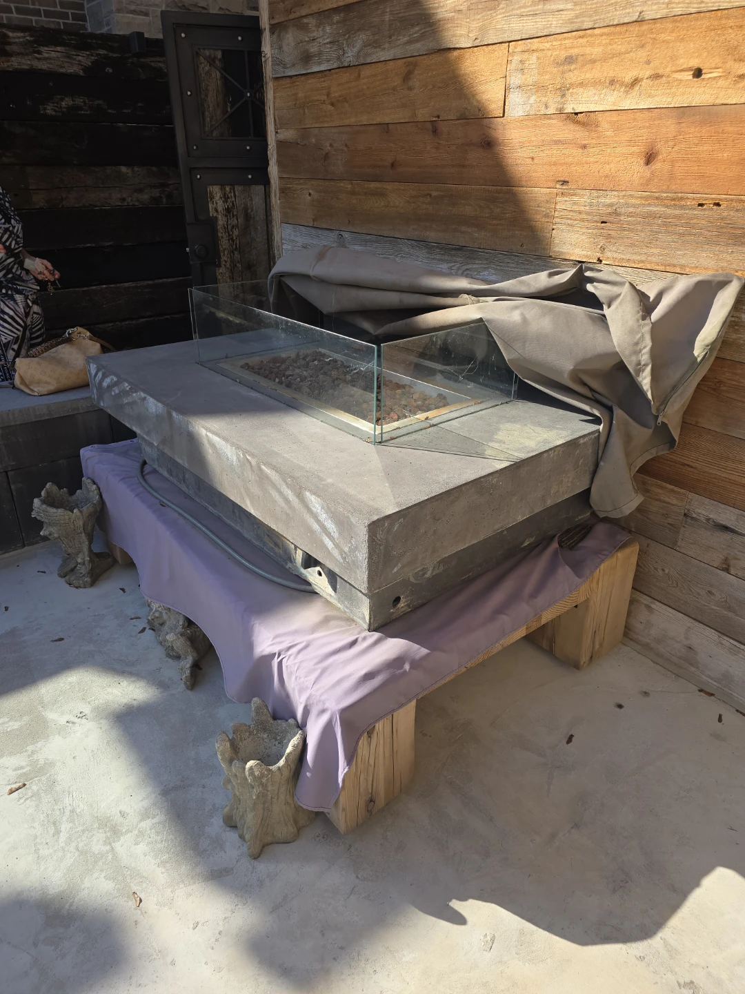 Fire pit with natural gas