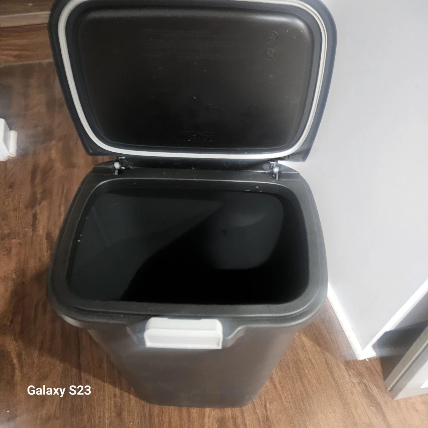 Hefty Odor Control Touch Lid Trash Can - photo 3