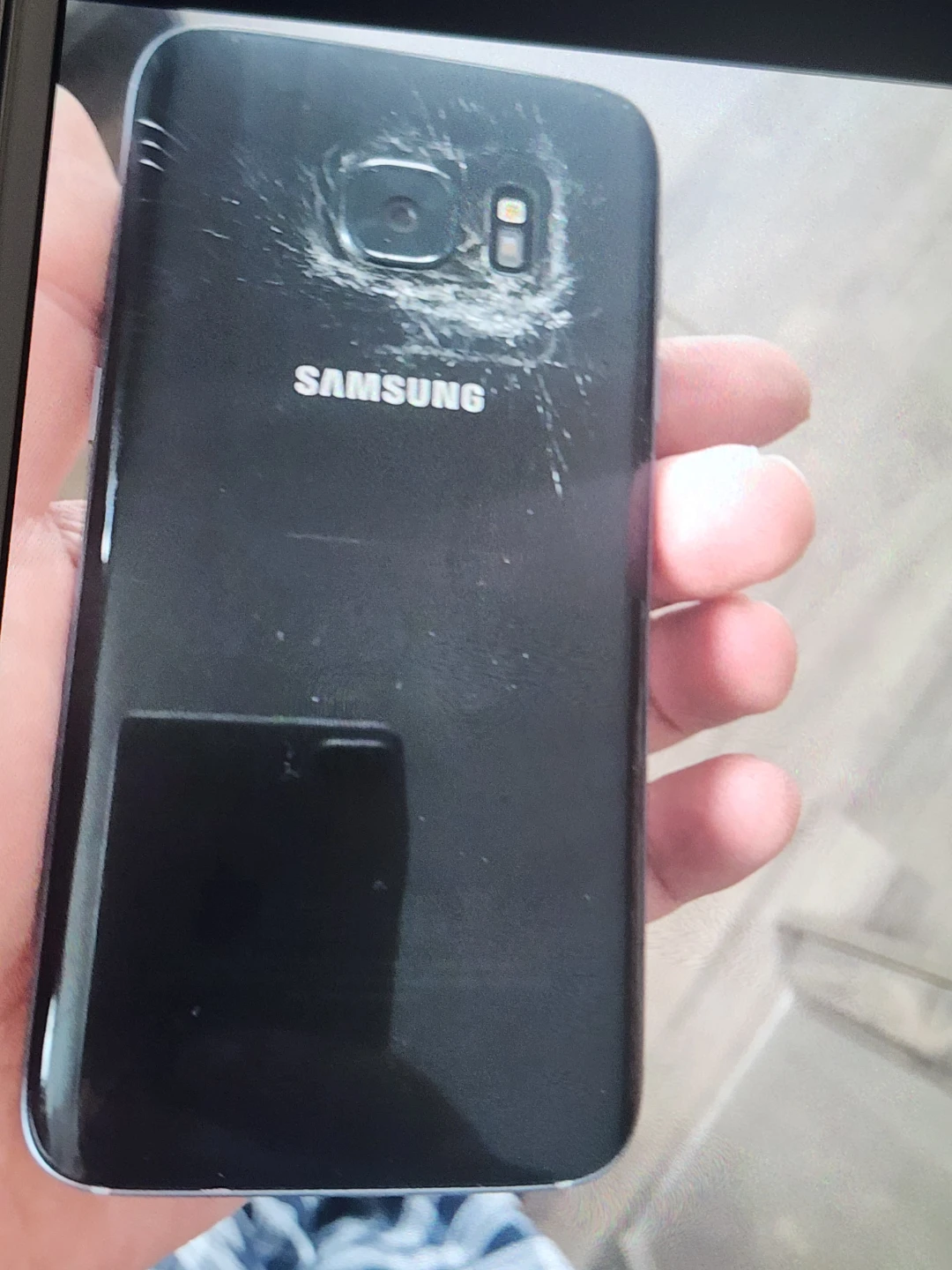 Samsung Galaxy S7 has crack but works - photo 2