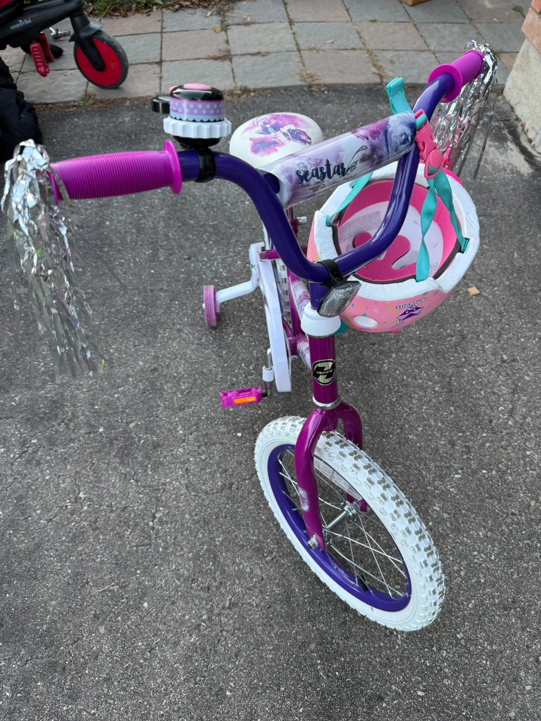 Huffy Seastar Kids Bike with Training Wheels and Helmet - photo 3