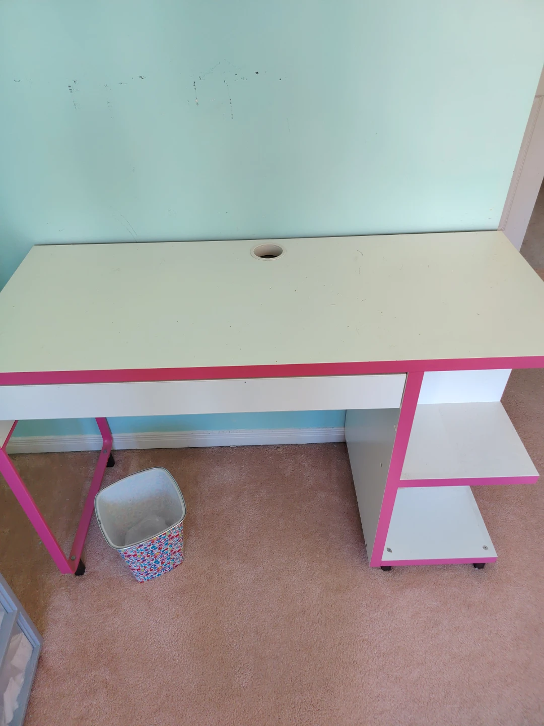 White and pink desk