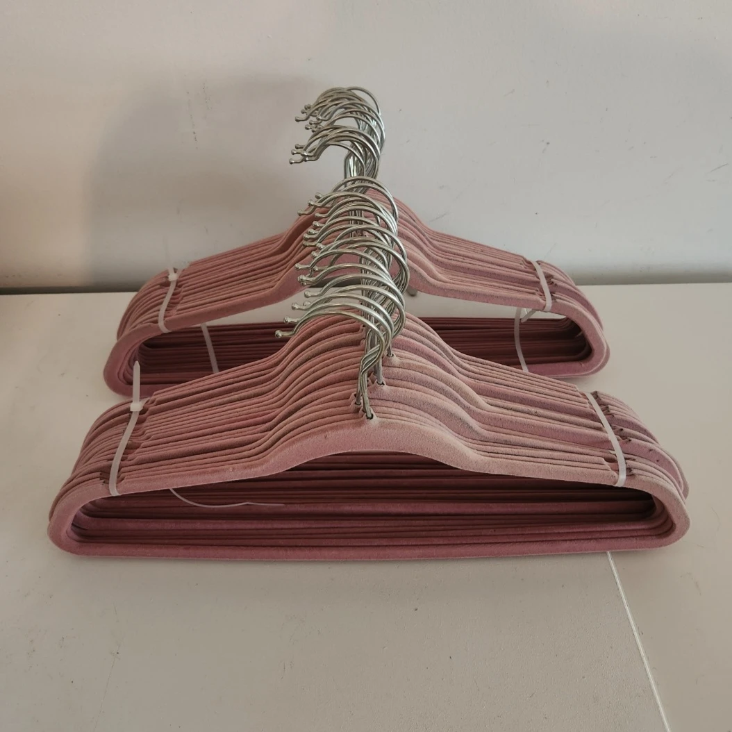 Velvet hangers (43 hangers)