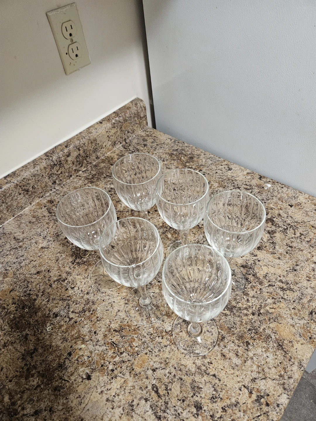 Set of 6 Ribbed Stemmed Wine Glasses - photo 2
