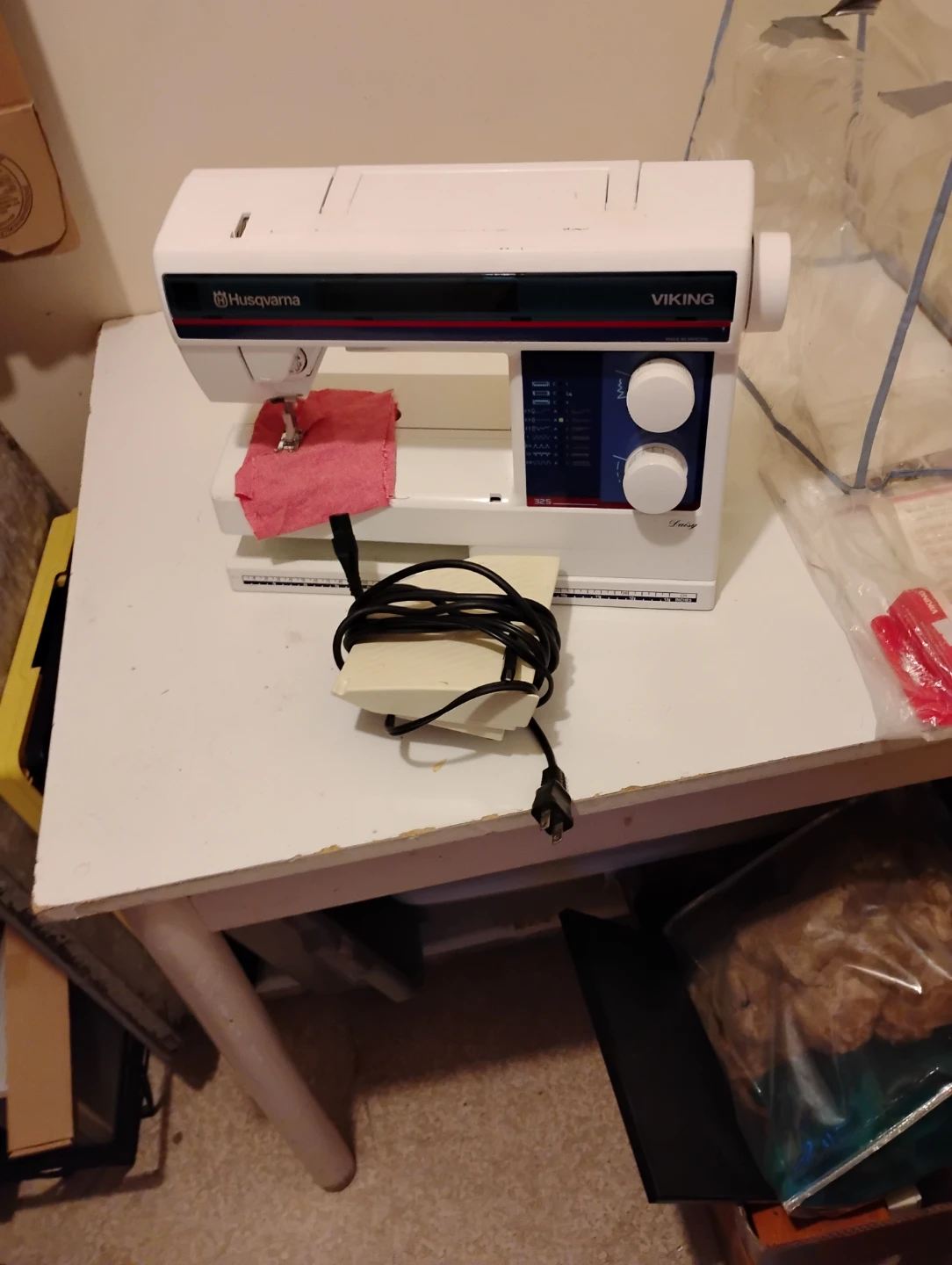 Husqvarna Viking Daisy 325 Sewing Machine