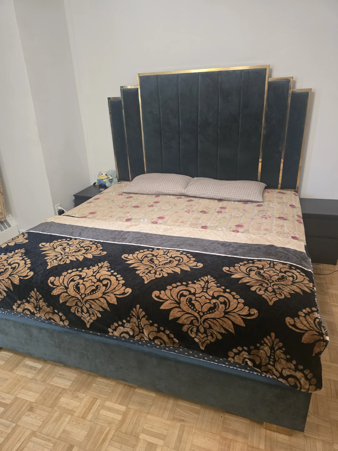 King Bed with Upholstered Headboard & Nightstands – For Sale - photo 4