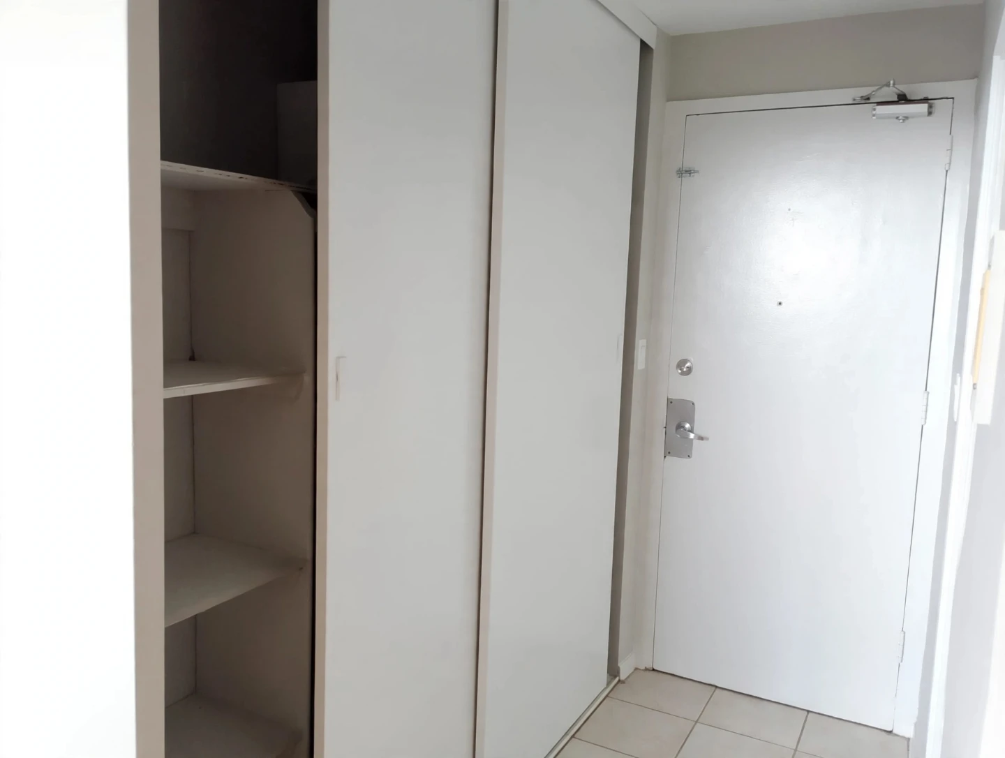 🏠 Bright Studio Apartment for Lease Takeover – East York
