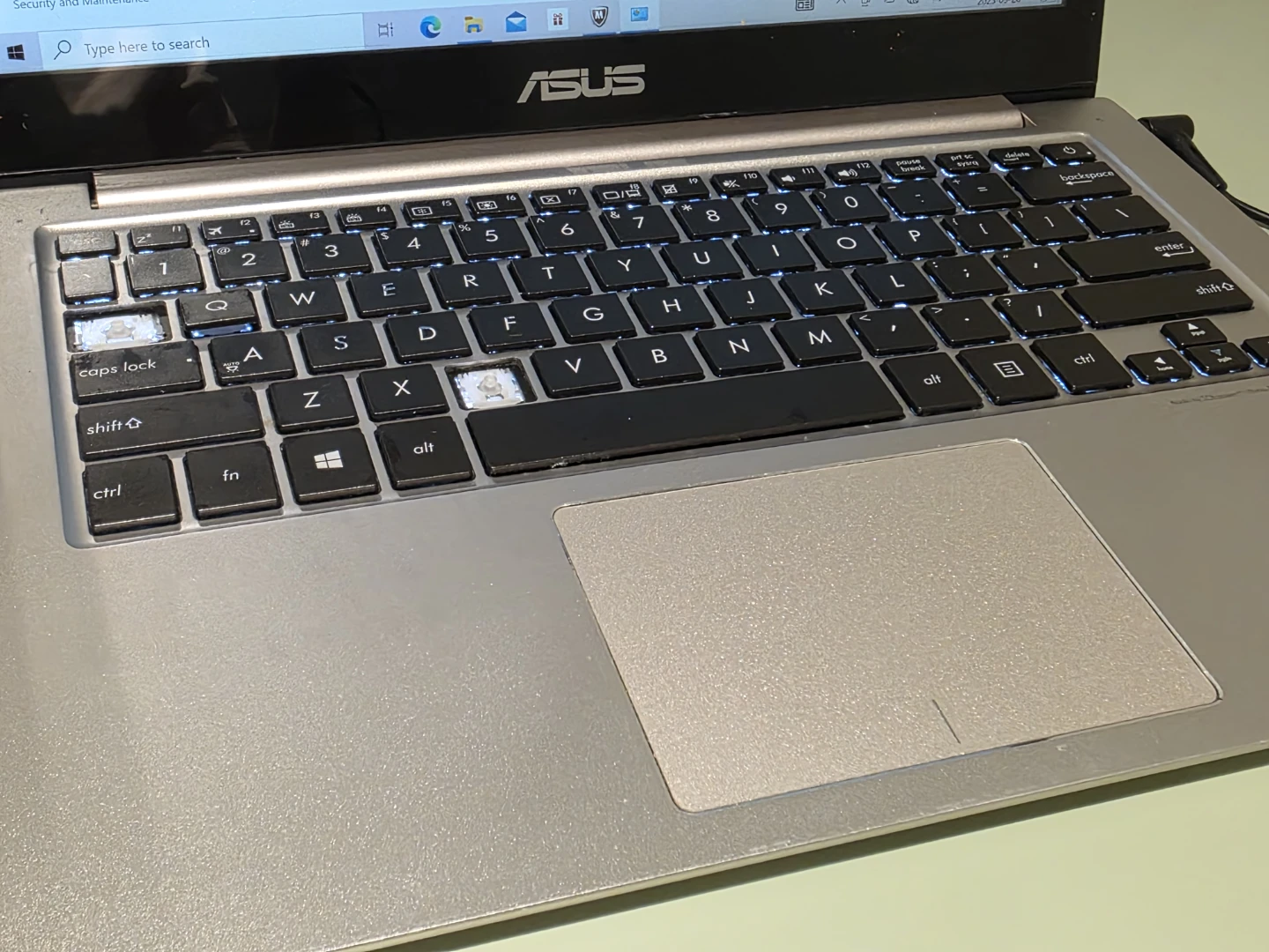 ASUS ZenBook UX303UB Laptop - photo 2