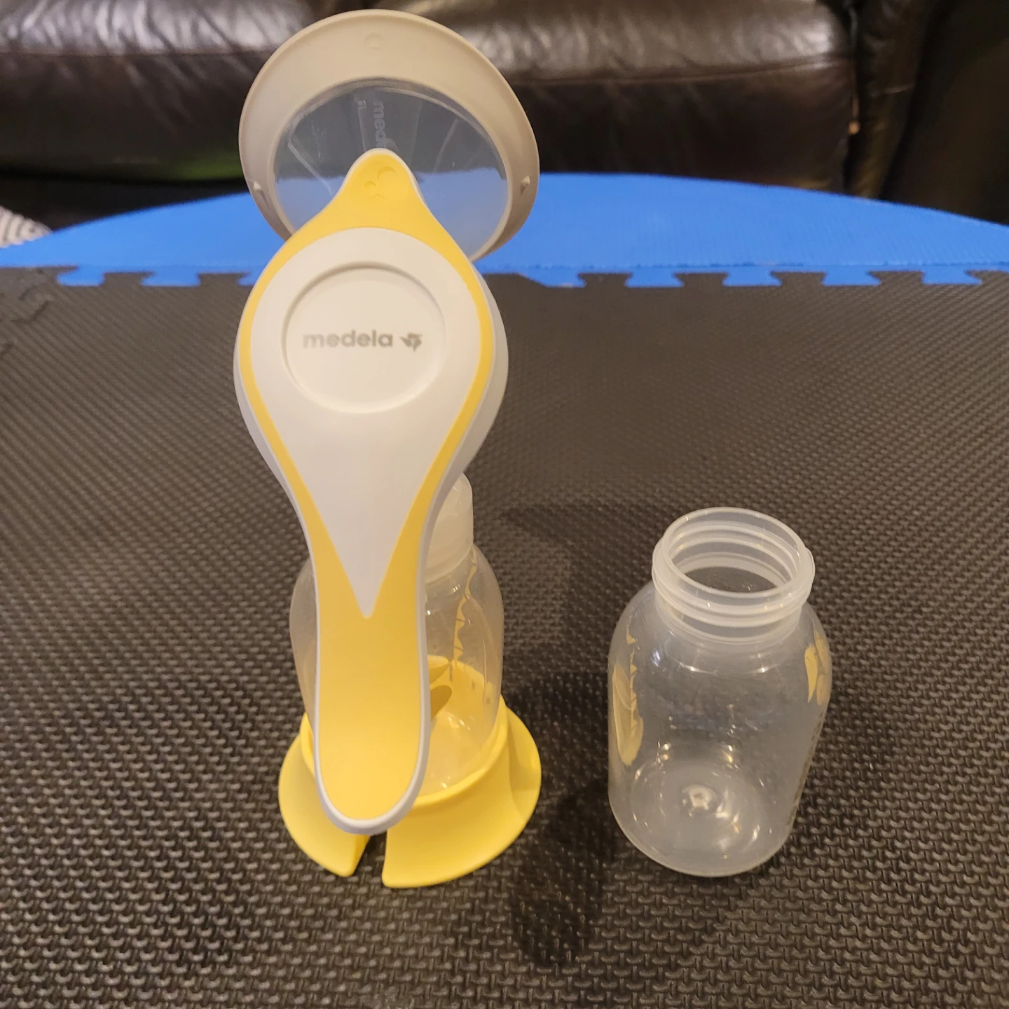 Medela Manual Breast Pump - photo 2