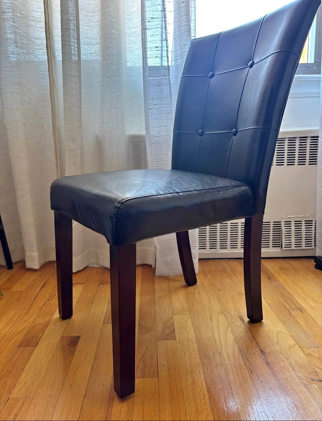 Free Like new Set of 4 Black Tufted Dining Chair