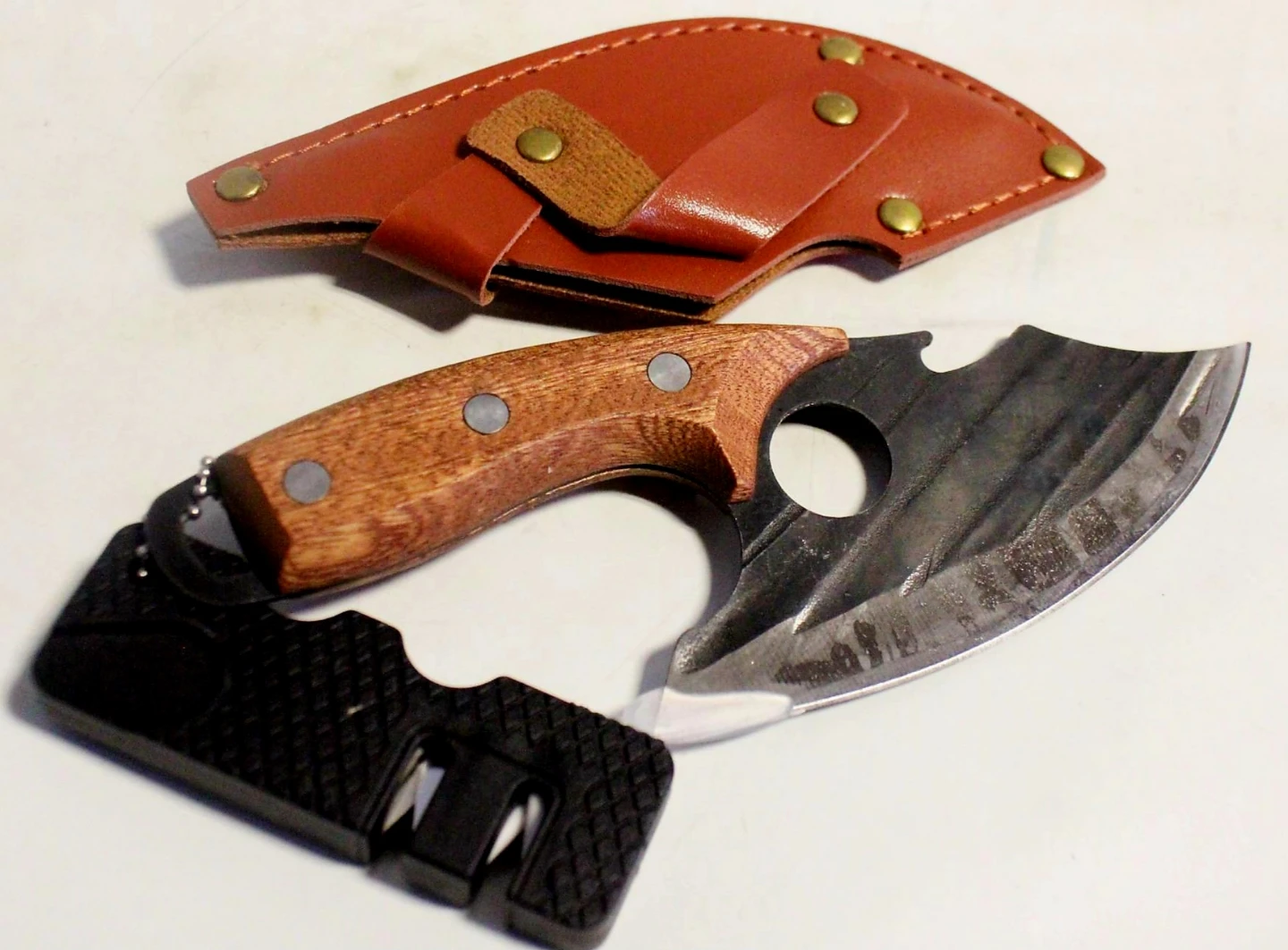 NEW SKINNING KNIFE WITH SHARPENE