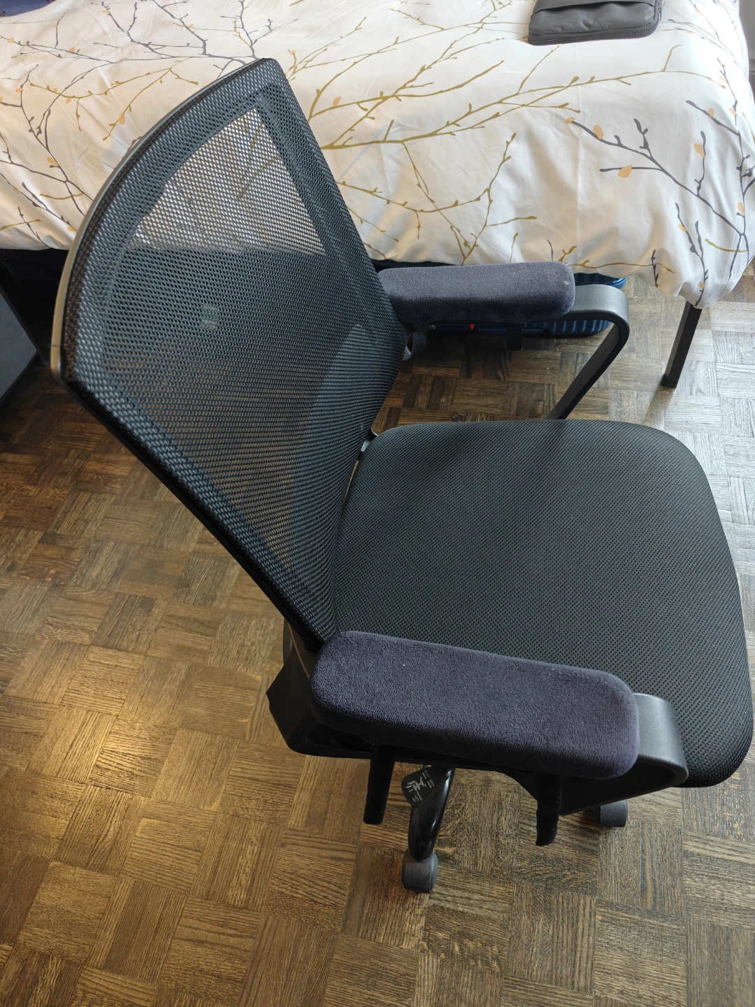 Black Mesh Office Chair - photo 2