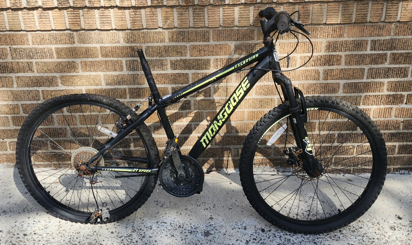 Mongoose Excursion Mountain Bike for parts or repair