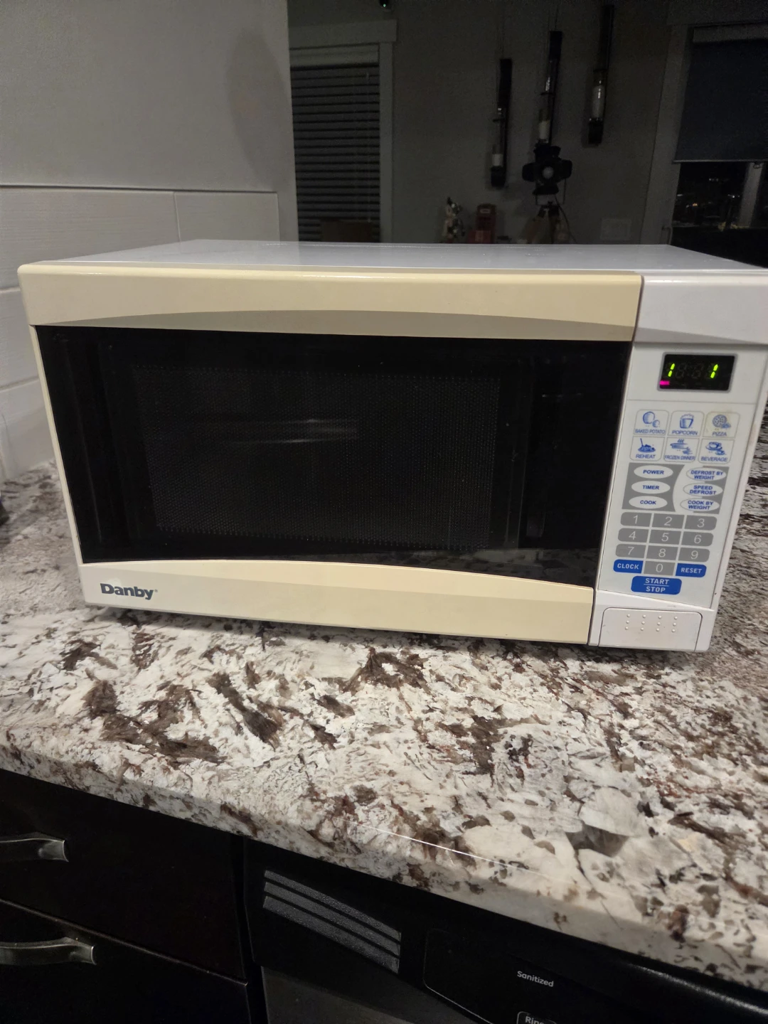 Danby DMW607W Microwave