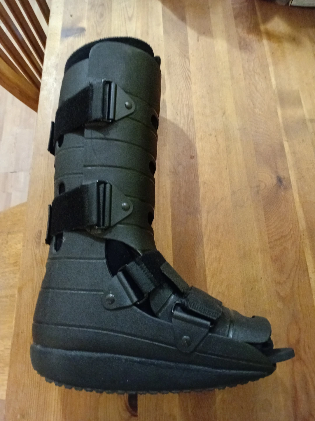 Orthopedic medical walking boot