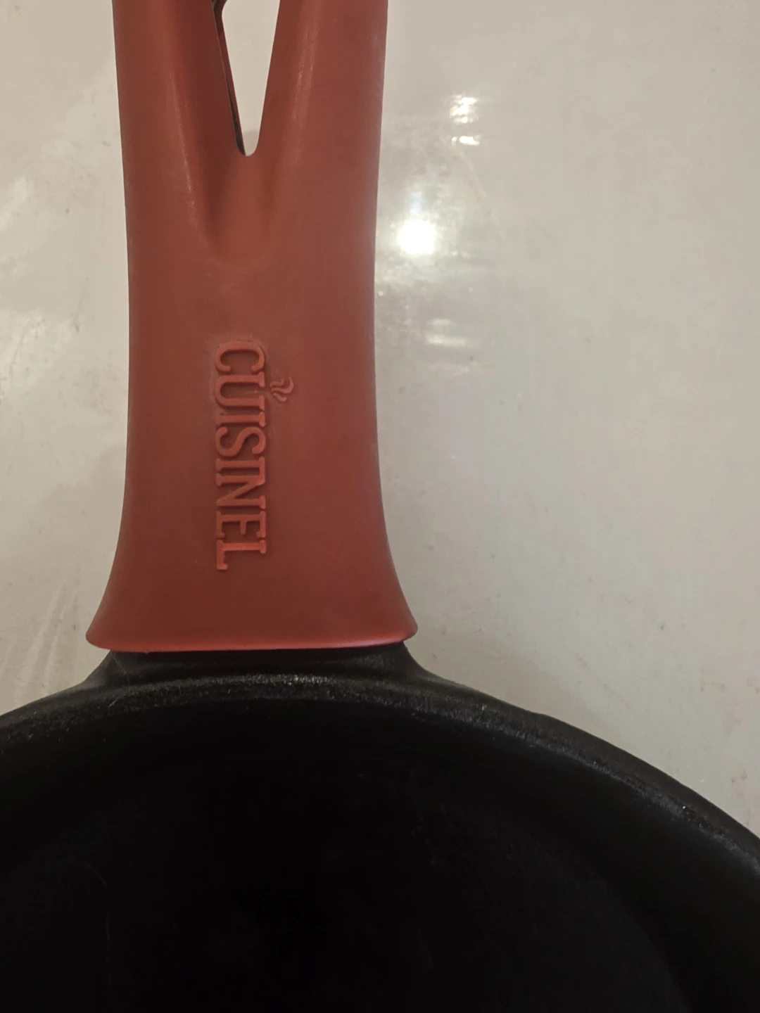 Cuisinel 8" Cast Iron Skillet with Silicone Handle - photo 4