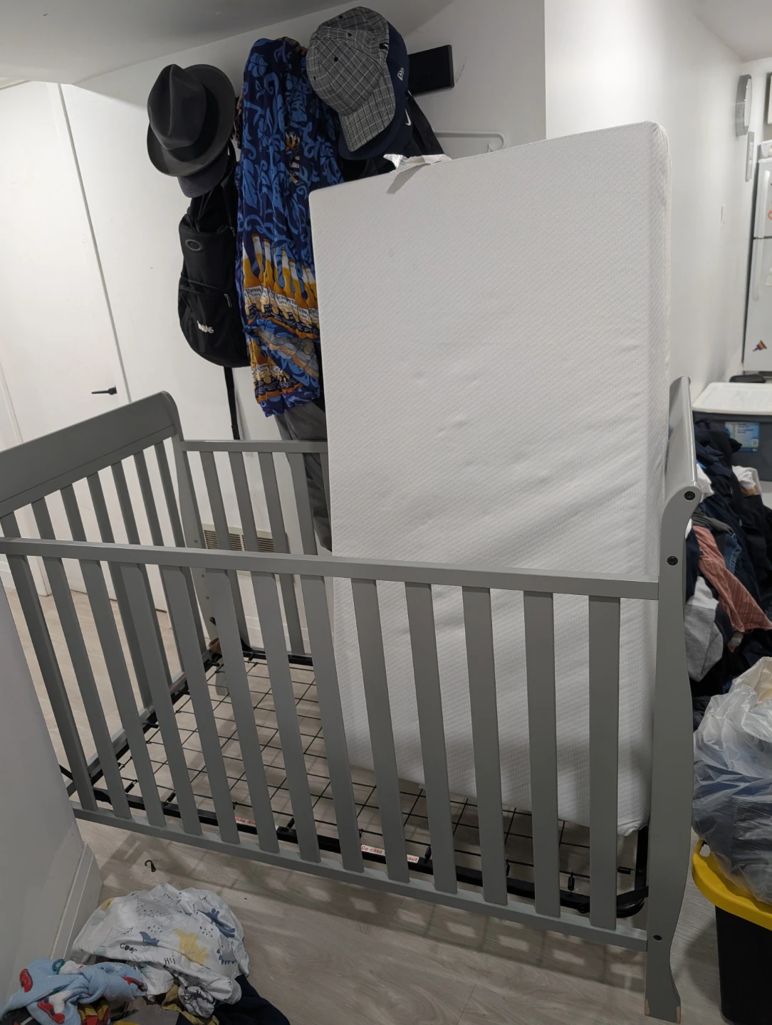 Like new crib and mattress