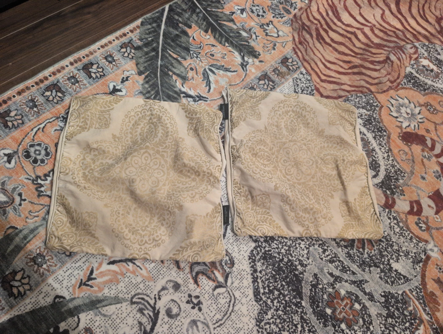 Lot of 4 Throw Pillows + 2 Cases for $18 - photo 4