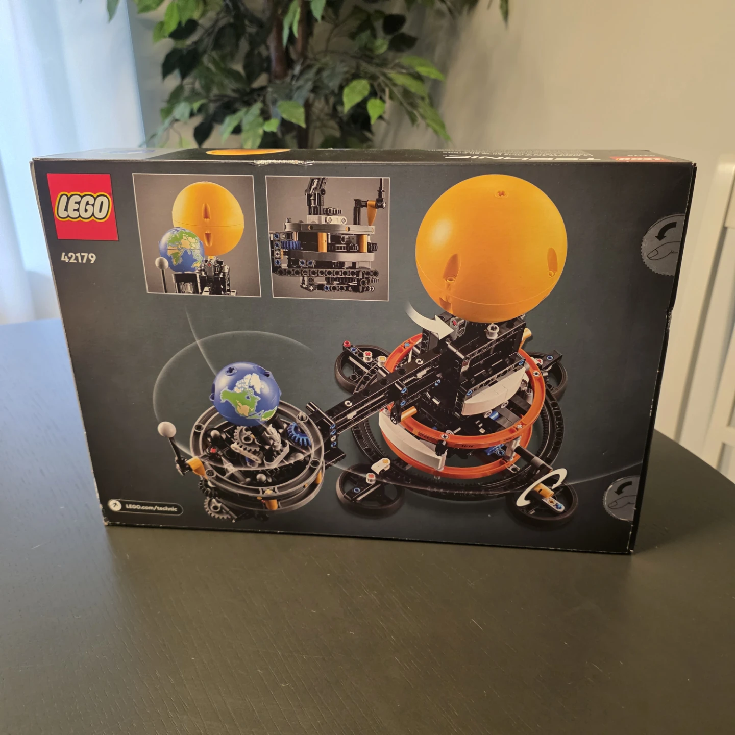 LEGO Technic Planet Earth and Moon in Orbit 42179 - photo 2