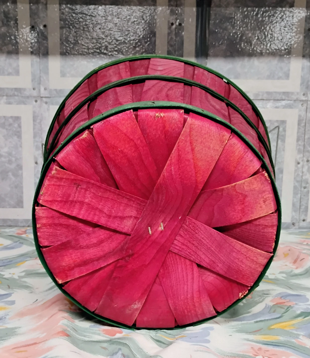 1/2 BUSHEL SIZE RED BASKET WITH GREEN TRIM - photo 4