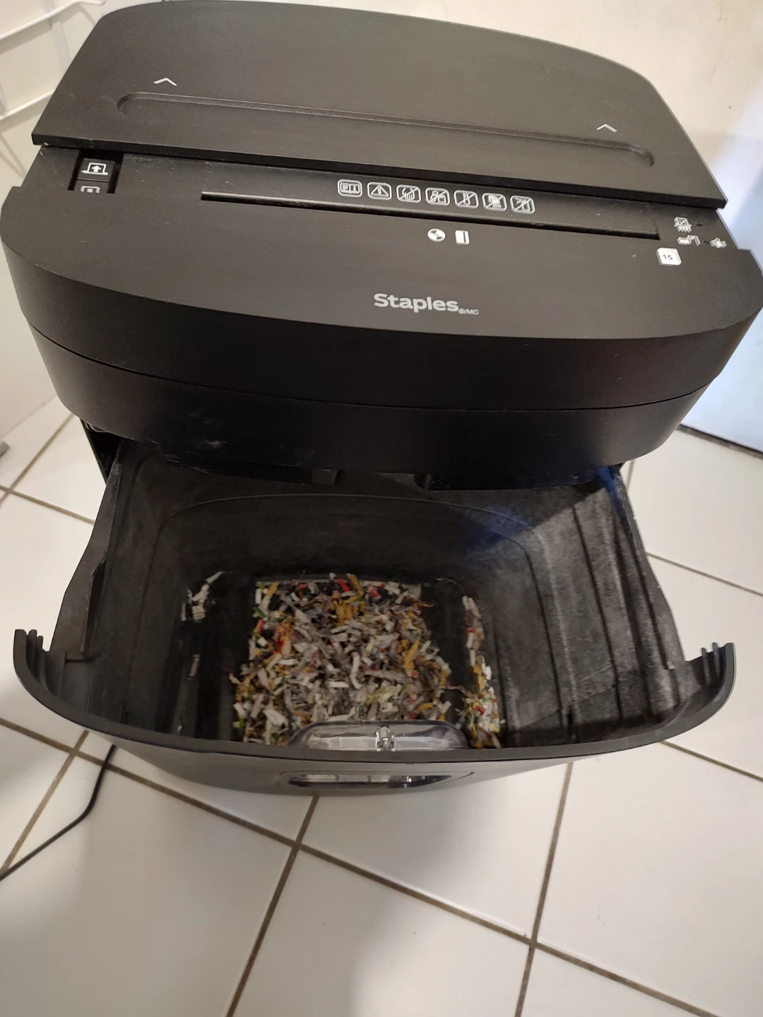 STAPLES 15sheet Heavy duty paper shredder downtown Toronto - photo 5