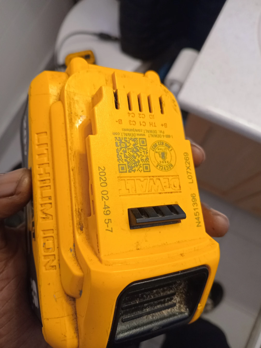 Dewalt 6ah battery - photo 2
