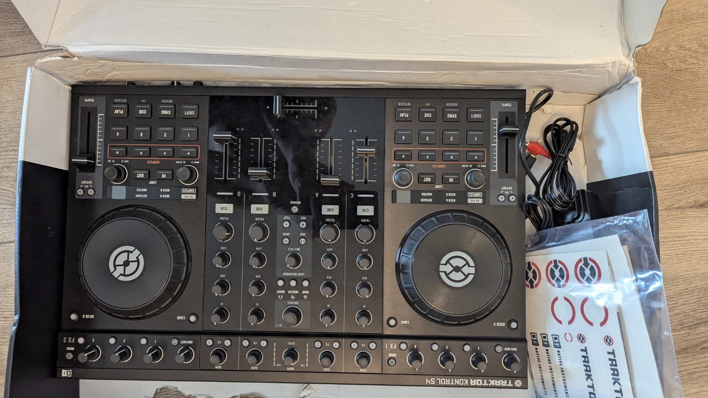 Native Instruments Traktor Kontrol S4 DJ Controller