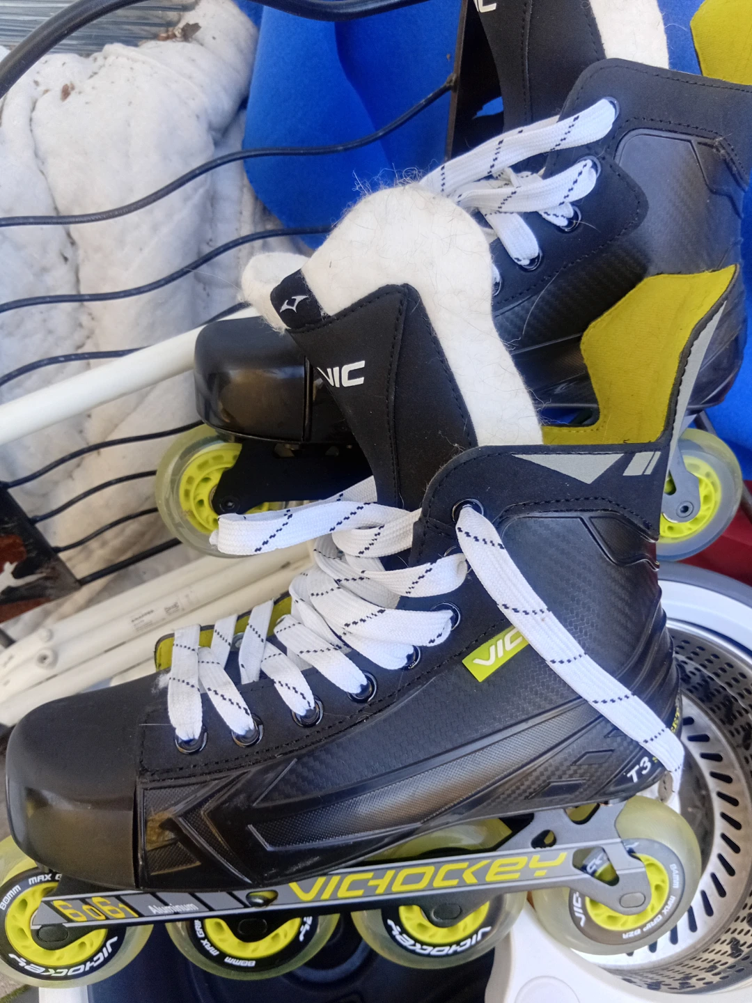 Vichockey skates size 9 almost new