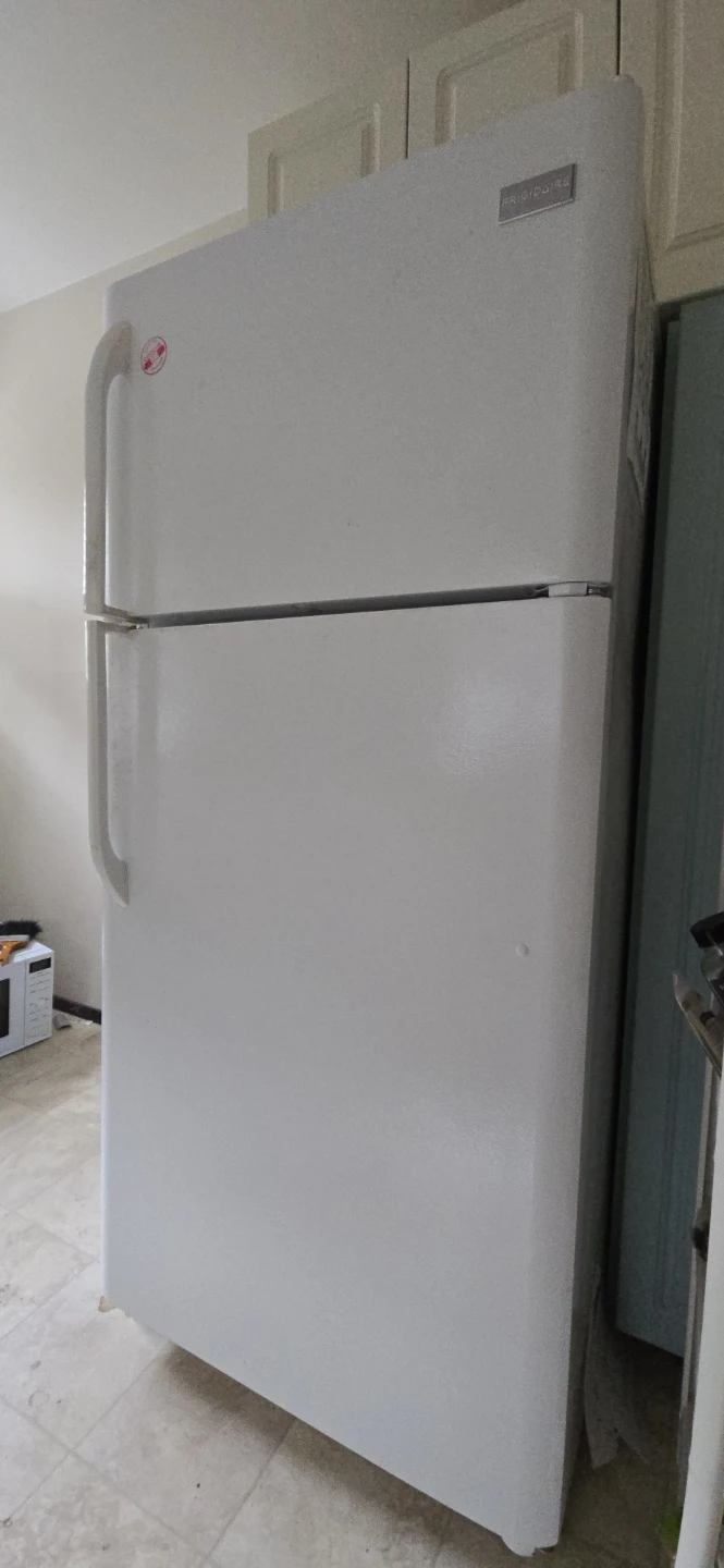 Frigidaire White Top-Freezer Refrigerator - photo 4