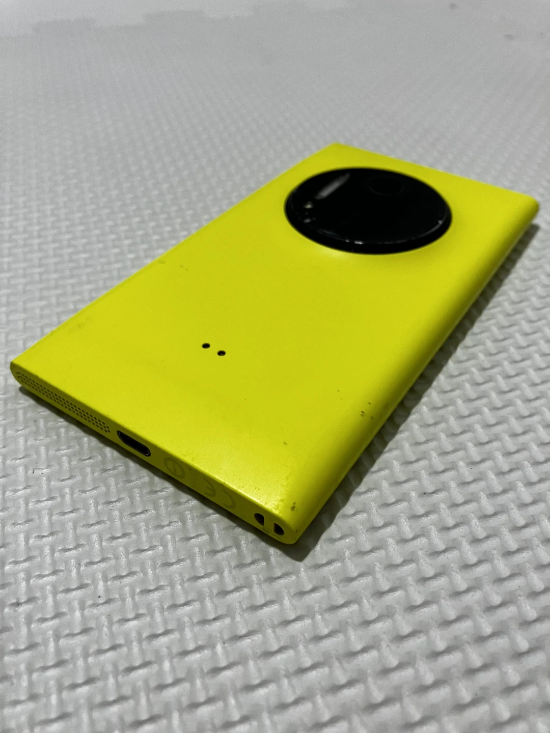 Nokia 909 Windows Phone - photo 5