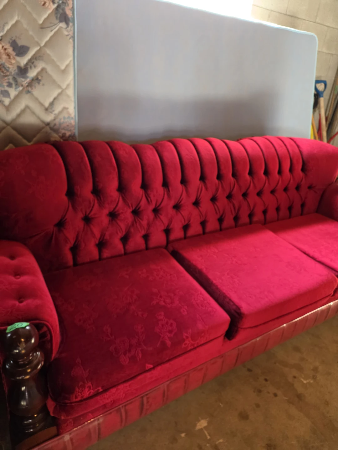 Vintage tufted red velvet sofa - photo 5