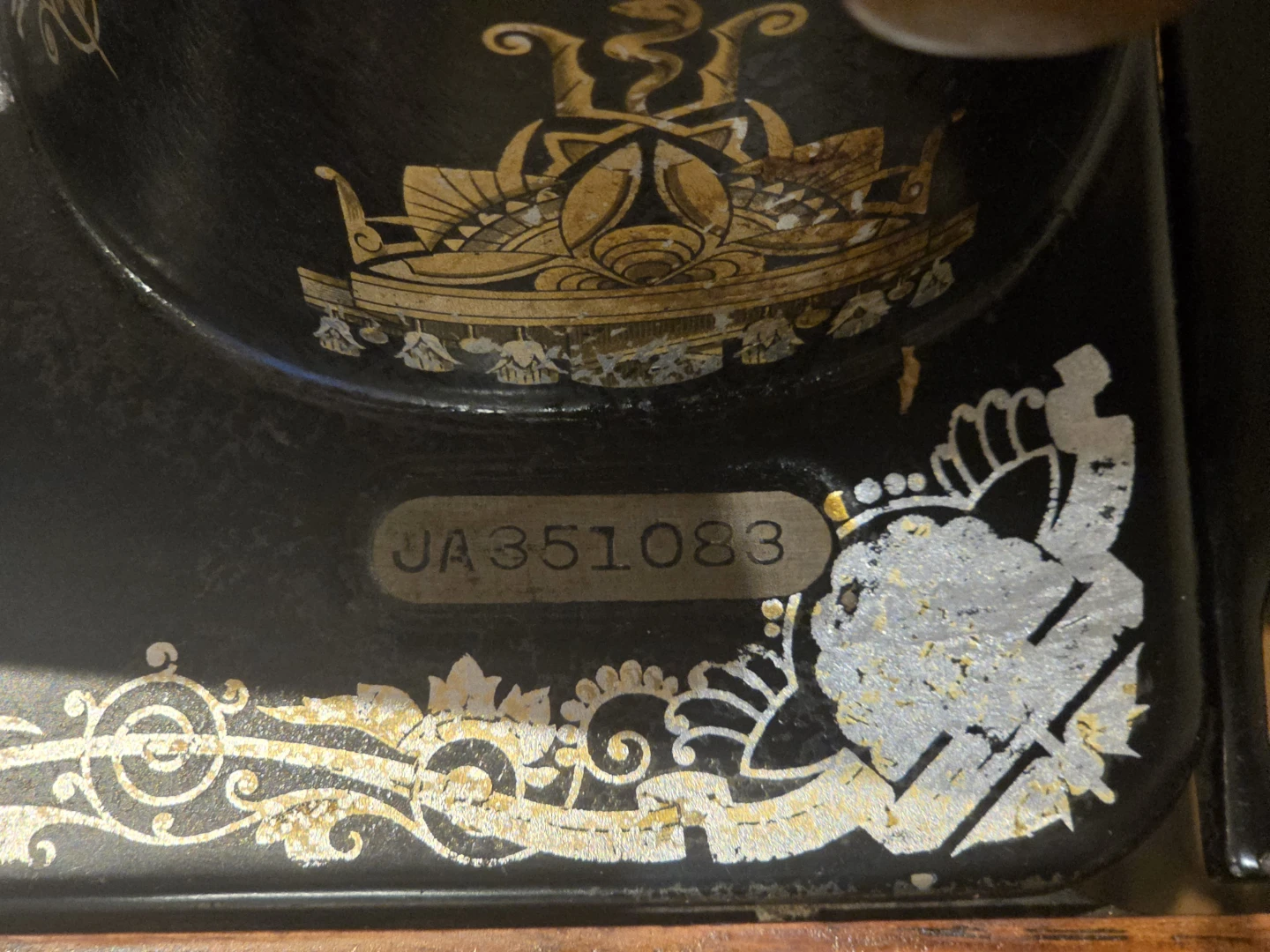 Vintage Singer Sewing Machine with Cabinet - photo 3