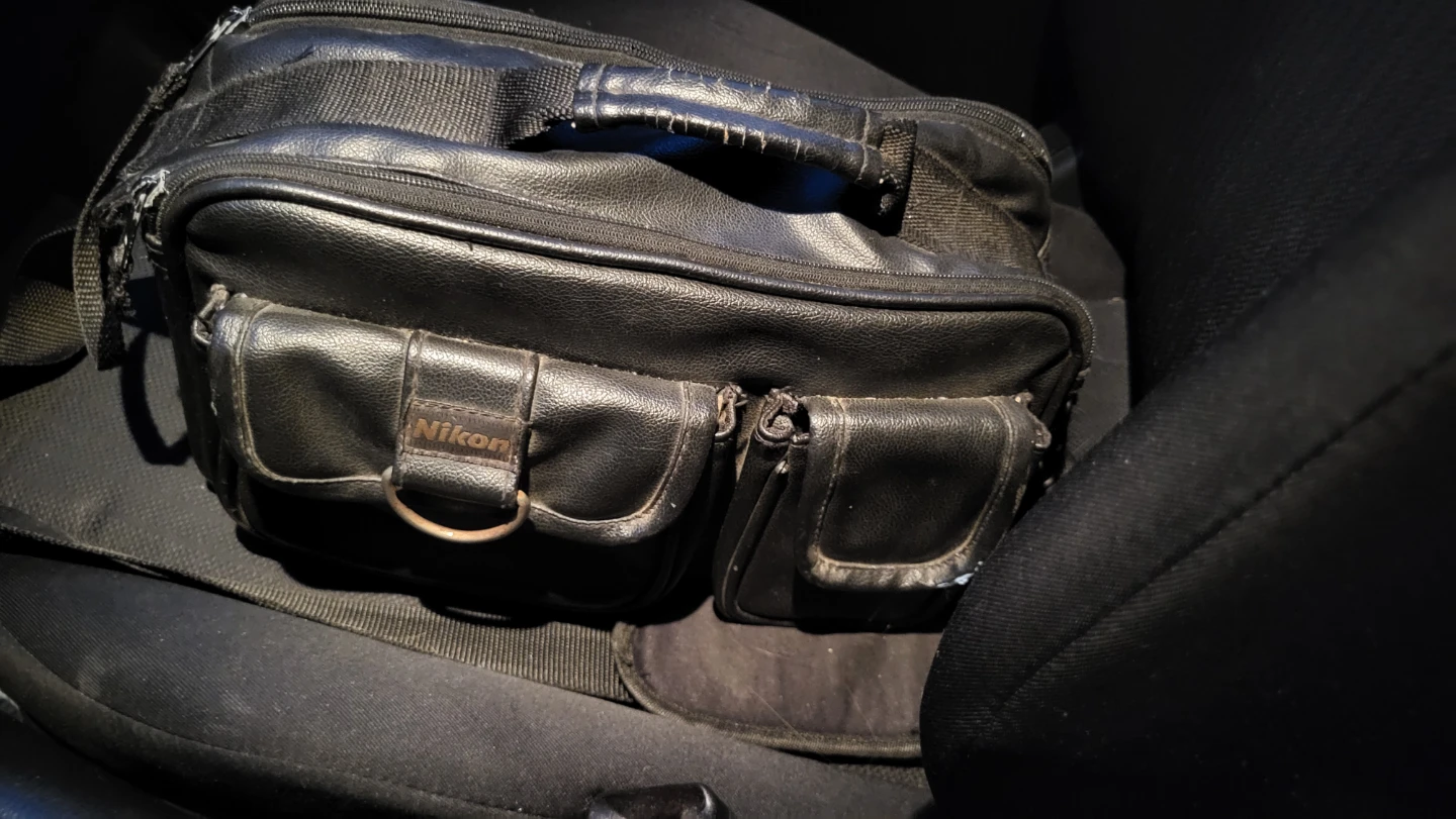 Nikon DSLR Camera with 18-140mm Lens and Bag - photo 2