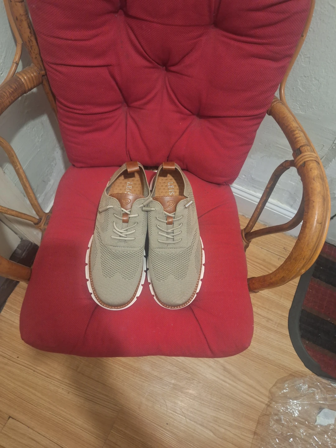 Size 9" .Leisure casual sneakers