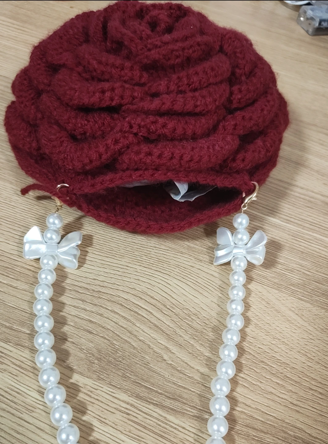 Crocheted rose handbag with pearl strap - photo 2